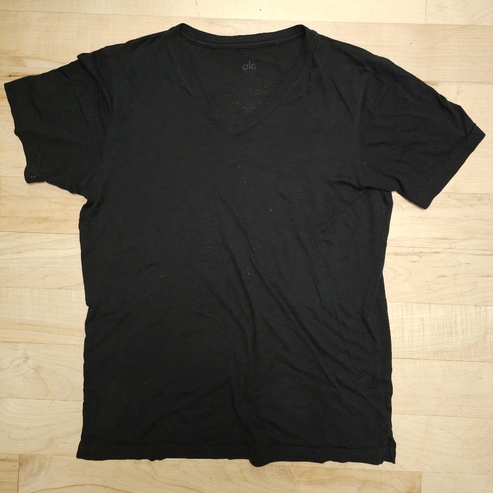 Alo Yoga Triumph V-Neck Tee – Black, Men’s Size Small